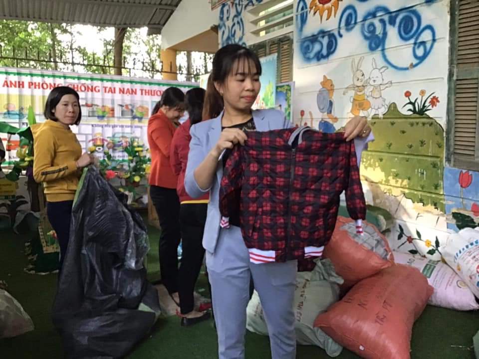 Trường mầm non Hoa Mai vận động quần áo ấm cho các cháu điểm trường Súng Sảng